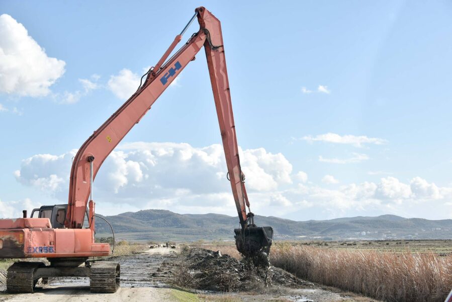 Vazhdon puna për pastrimin e kanaleve kulluese në Novoselë dhe Akërni