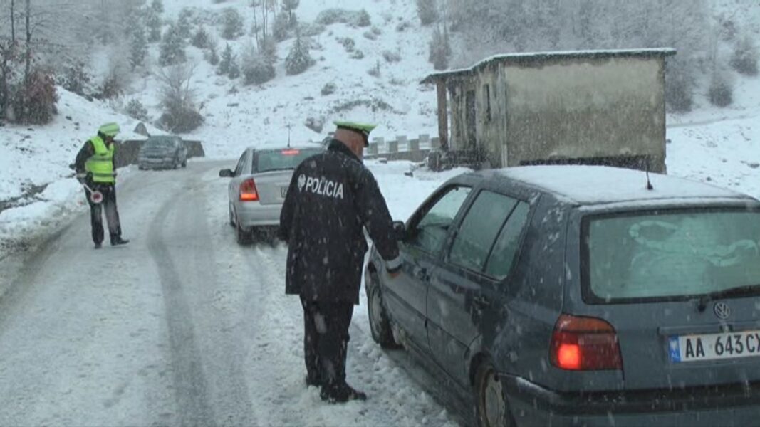 Ky qytet i Shqipërisë pushtohet nga bora! Ja çfarë thonë autoritetet