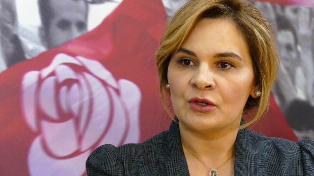 Jo vetëm që s’është penduar për cizmen por bën edhe një paralajmerim të llahtarshëm
