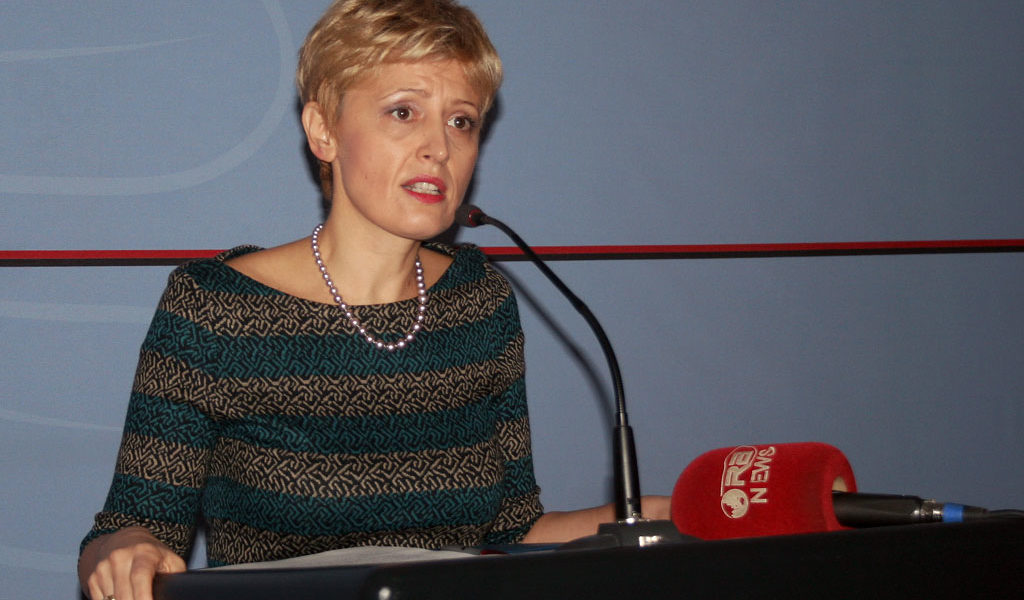 Ish-zv/ministrja thirrje vajzave: Shefat mendojnë çfarë fshihet poshtë fustanit tuaj