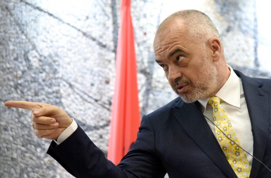 Rama “i përvishet” komentuesit: E lëshon komentin si qurrat në trotuar
