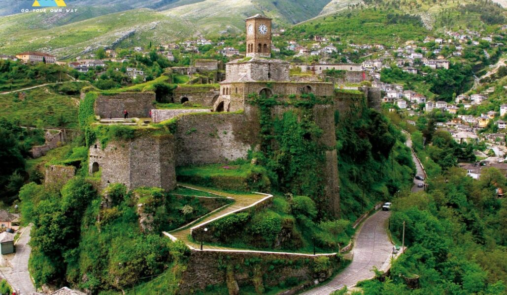 Gjirokastra : Prejardhja e emrit Gjirokaster ka nje shpjegim mitik dhe dy te tjere me natyre me historike