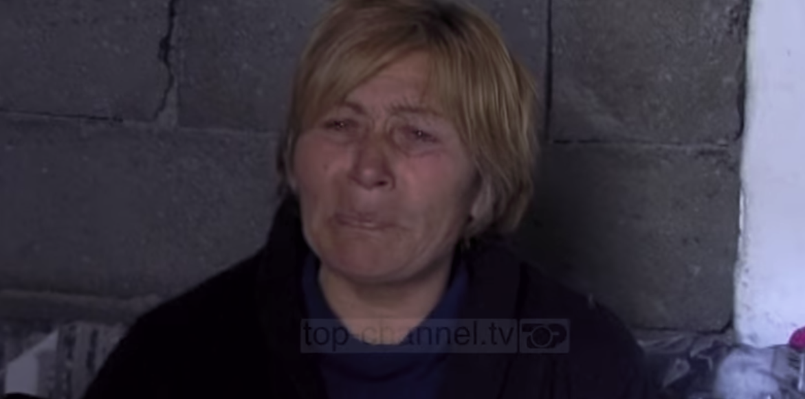 Lyp bukën e gojës fshat më fshat, 50 vjeçarja, mes lotësh kërkon ndihmë