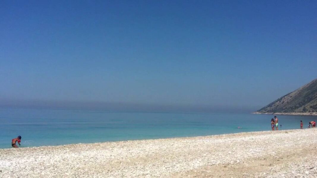 Himarë: Plazhi i Palasës, aty ku natyra dhe historia bëhen bashkë