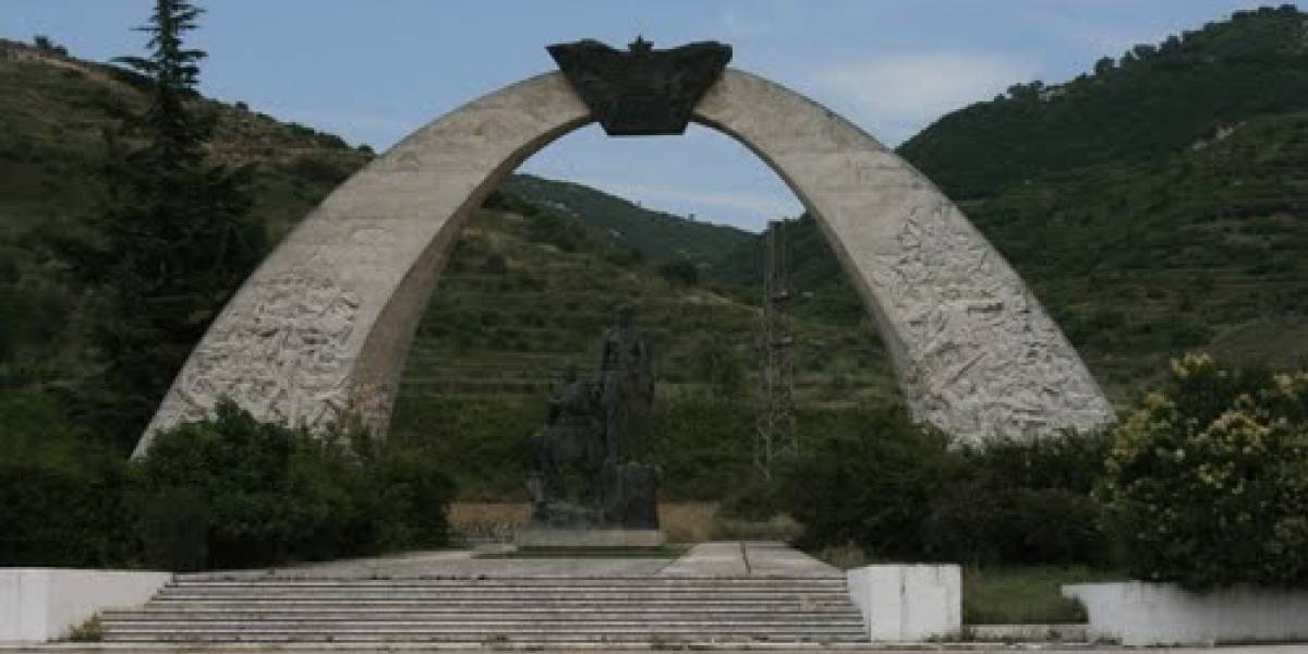 Historine nuk mund ta mbuloj pluhuri i harreses – Te ura në Drashovicë/ Ku fillon Labëria/ Te porta e Labërisë/ Nis e gjëmon historia…