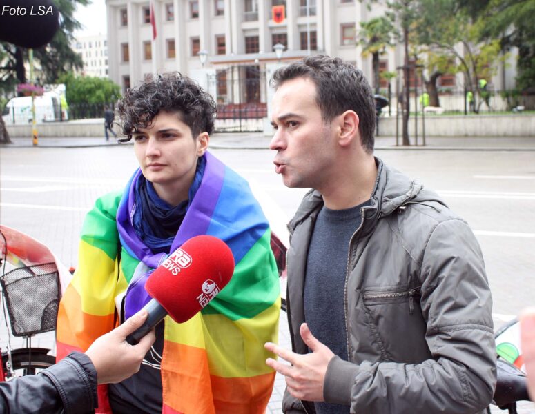 Tërbohet ish-deputetja: S’kemi pse shqetësohemi se si zgjedhin ta bëjnë seksin ca djem e vajza që…