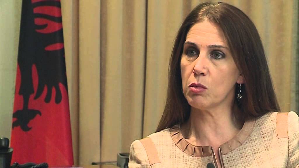 Operatorët turistikë në Sarandë “kryqëzojnë” Mirela Kumbaron