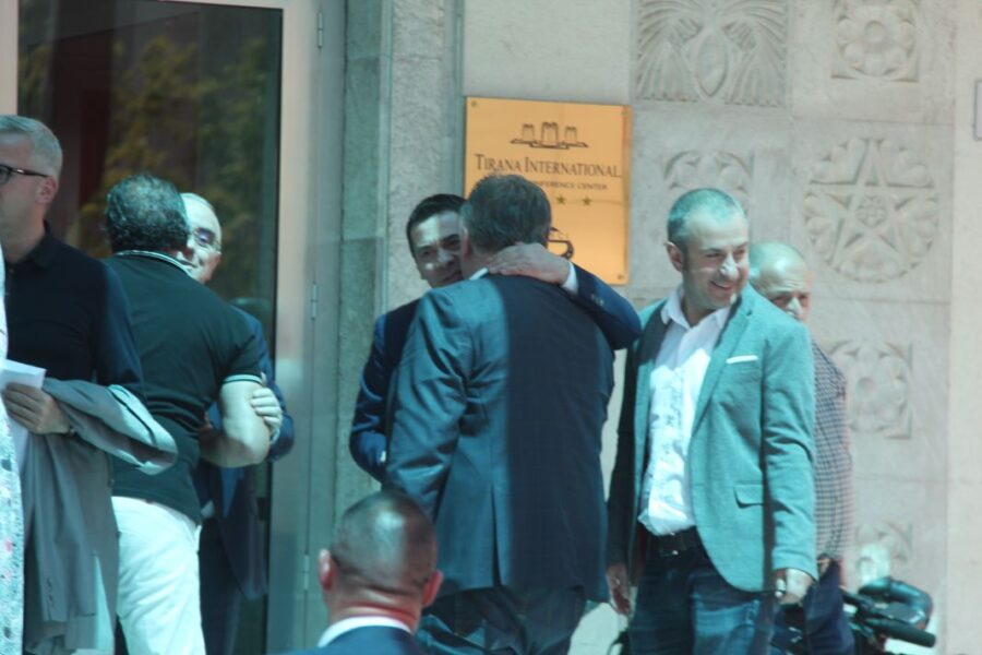 Leli puthje e përqafime me ministrin, Ruçi serioz, si shfaqen socialistët në përfundim të Asamblesë (Foto)