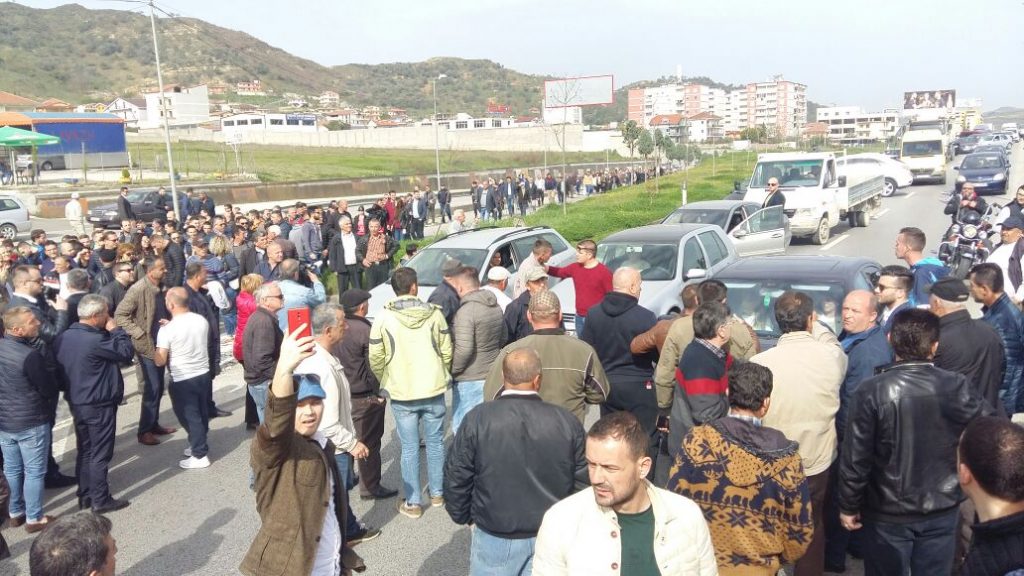 The Washington Post ‘shuplakë’ Monikës dhe Bashës: Po protestojnë se nuk duan të paguajnë taksa