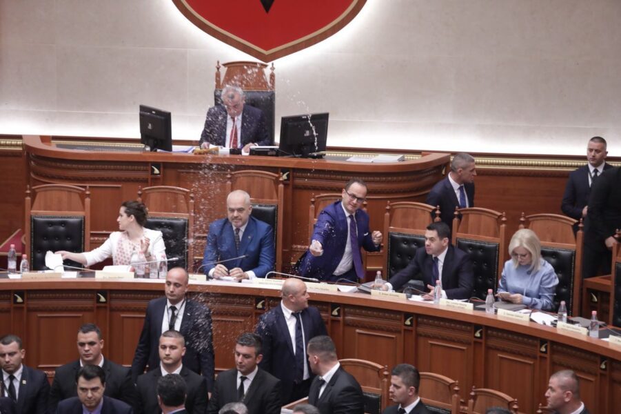 Kuvend, përjashtohet ministri Bushati dhe 6 deputetë të opozitës