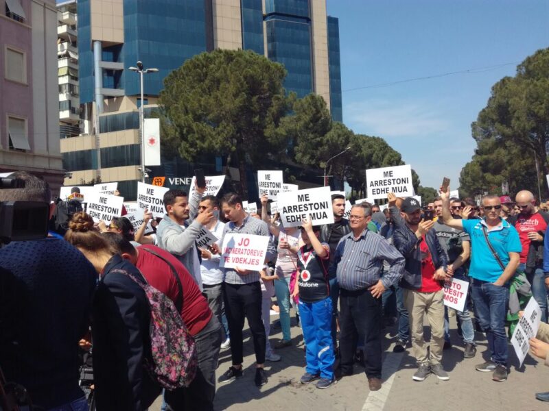 Taksa e Rrugës së Kombit. Qytetarët protestë para Kryeministrisë
