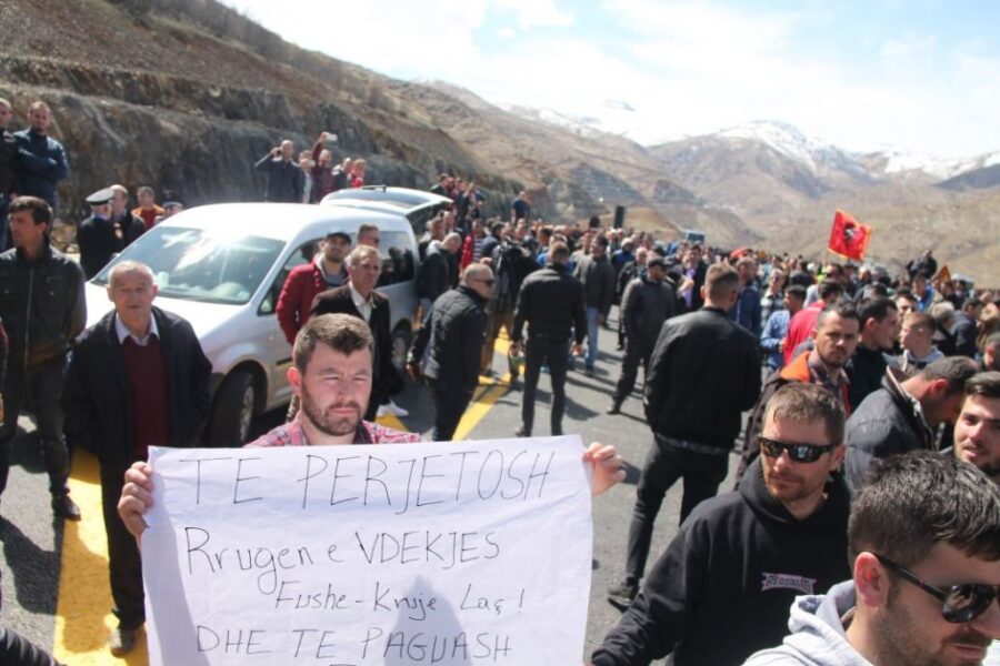 ‘Ça ke mo burrë, do t’i marrësh lekët’, detaji i dyshimtë në protestën për të arrestuarit kuksianë