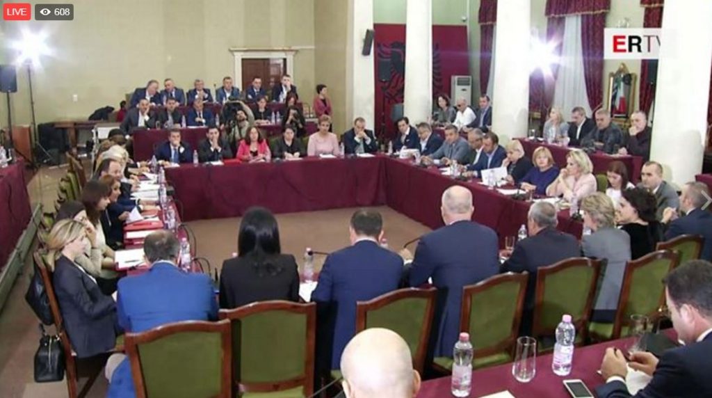 Rama iu tërheq veshin deputetëve pas seancës së miellit. Ja porosia