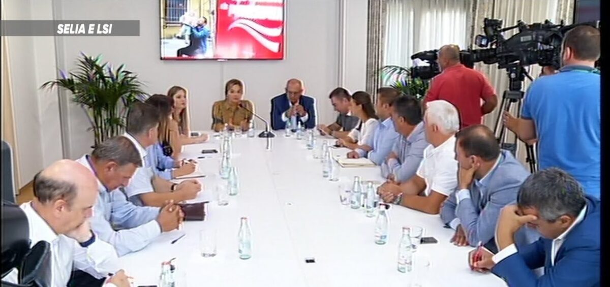 Përgjysmohet grupi parlamentar i LS, dy deputetë braktisin e Monikën, ndërsa të tjerë presin radhën për të ikur