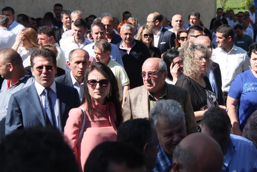 E përjashtoi nga Kryesia e PD-së, dhëndri i Berishës snobon Lulzim Bashën me… (foto)