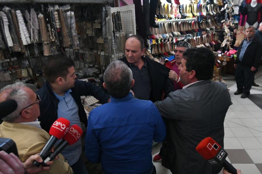 I refuzuan, deputetët e PD-së dhe LSI-së përleshen me tregtarët