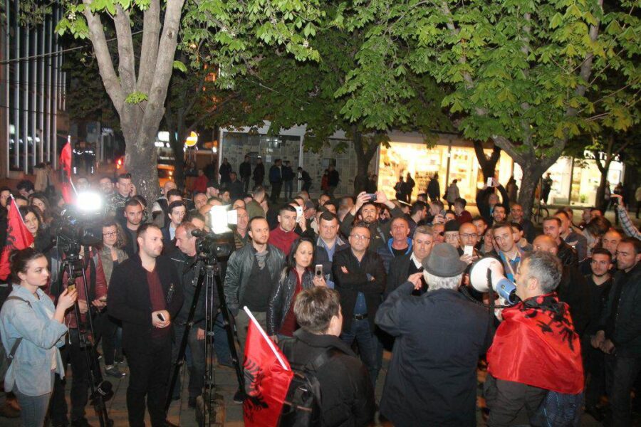 Protestë në Tiranë për arrestimet e kuksianëve, Shoqëria Civile largon deputetët e PD: Jeni plehra