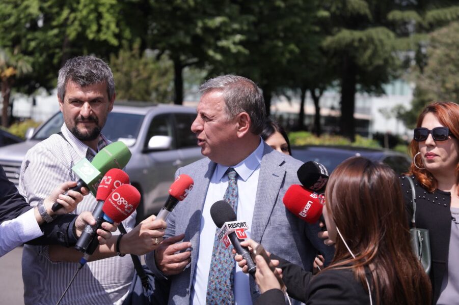 Opozita ikën, por Bitri i LSI-se nuk lë seancën: E drejta ime, s’kam frika nga vendimi i partisë