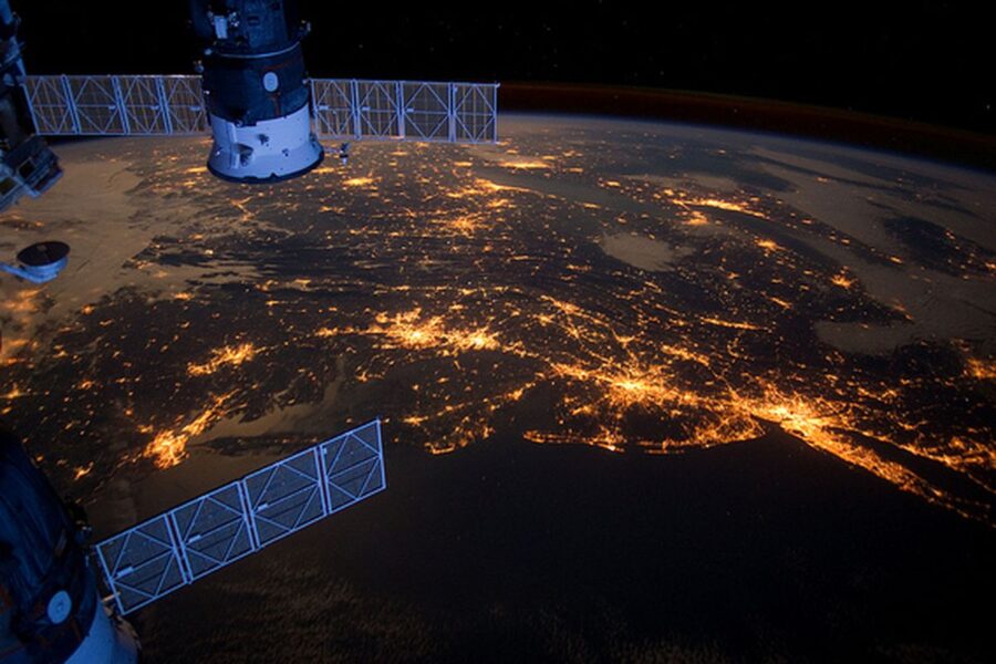 Kujdes! Nëse rrini lakuriq në shtëpi, mund t’ju shohin nga sateliti …