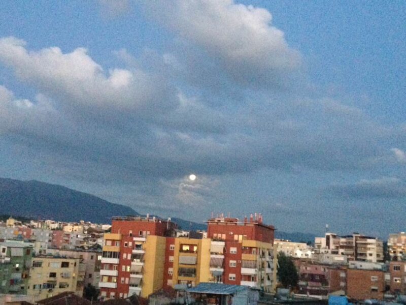 Gjeni vend e futuni nesër! Paralajmërohen të gjithë shqiptarët për ditën e mërkurë