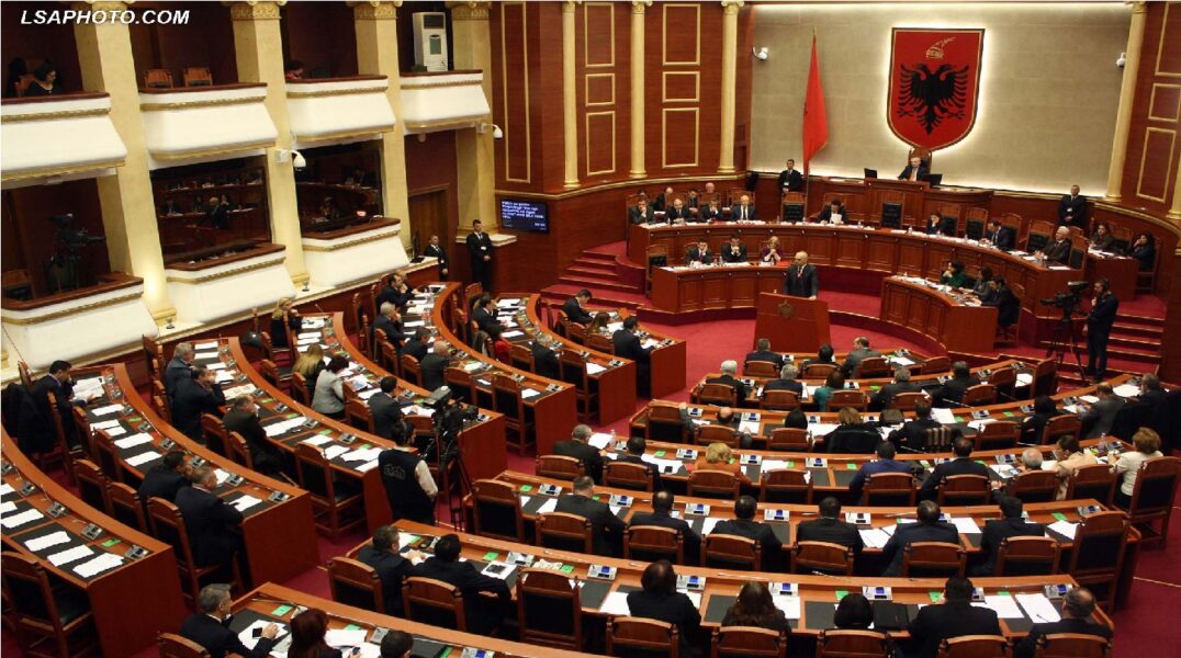 Në 28 vite janë rreth 70 deputetë që kanë dhënë dorëheqje nga mandati (Emrat)