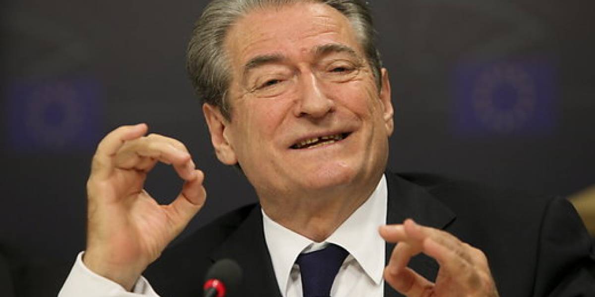 Nuk do ta besoni se cfare ngjyre kane kolltuket e preferuar te Sali Berishes
