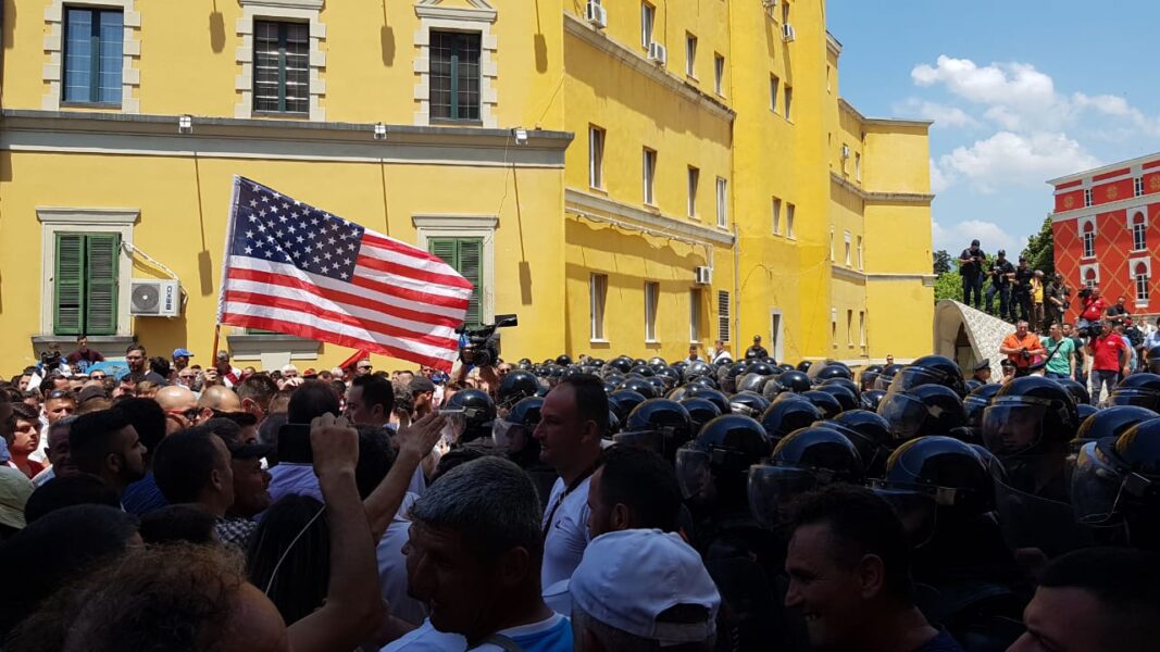 “Kë keni frikë, socialitë jeni ju?!”, protestuesit të zhgënjyer nuk i binden Bashës