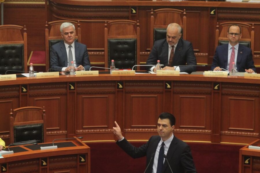 Tensione në Kuvend/ Basha: Xhafa ‘peshku i madh’ bashkë me vëllanë mafioz, opozita bllokon foltoren, Ruçi mbyll seancën
