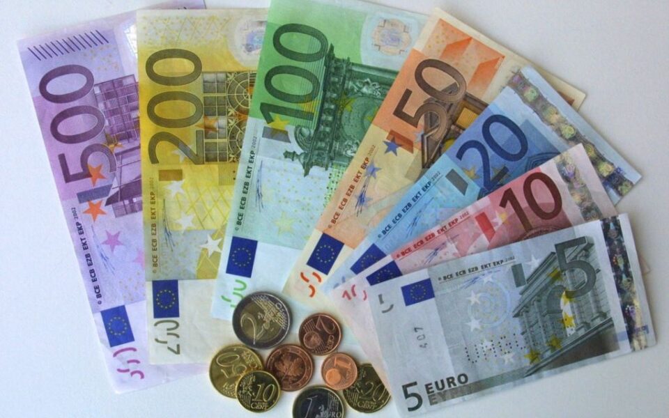 Euro përsëri në pikiatë. Ja me sa ka rënë ditën e sotme