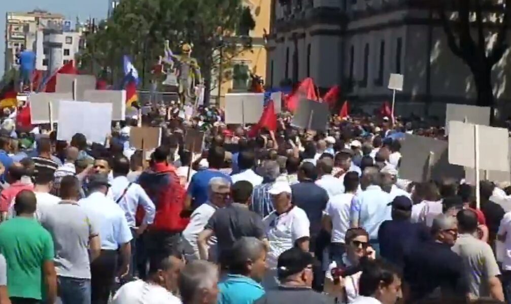 Këngëtari i famshëm shqiptar bashkë me fansat e tij në protestë