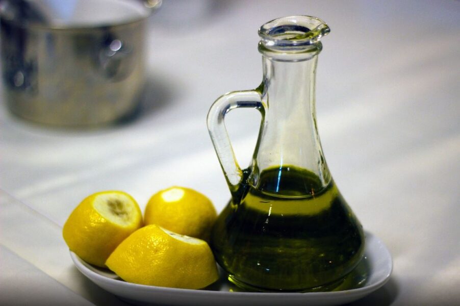 Nuk ka mundësi që askush nuk na ka treguar. Përzieni 1 lugë vaj ulliri me 1 limon dhe do ta përdorni gjithë jetën tuaj!