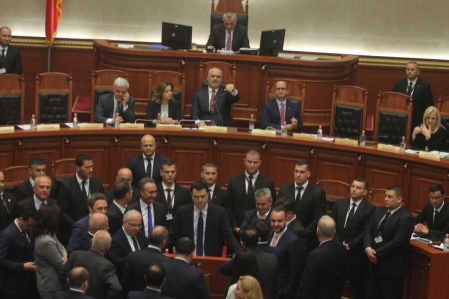 Shenjtëria e një dite…që po cënohet! Të gjithë në sulm ndaj drejtësisë si një kor i zi korbash politikanë & kriminelë