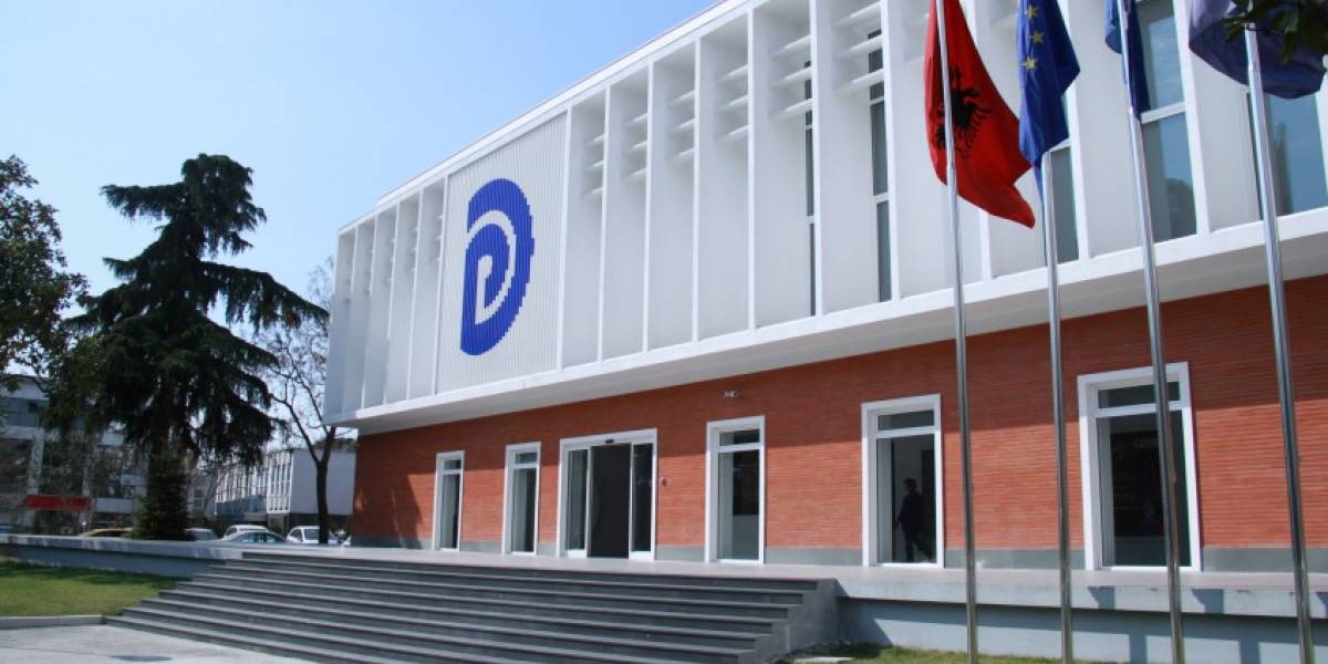 “Xhafaj” po shkallon demokratë e socialistë, ama deputeti i njohur i PD shfaqet duke u argëtuar me partneren e tij