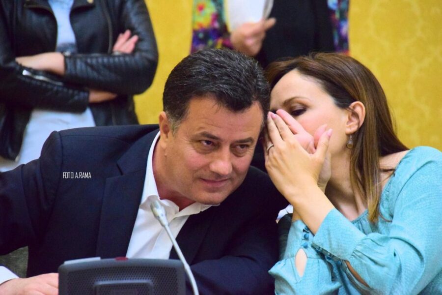 Opozita “vesh më vesh” nëpër komisione (Foto)