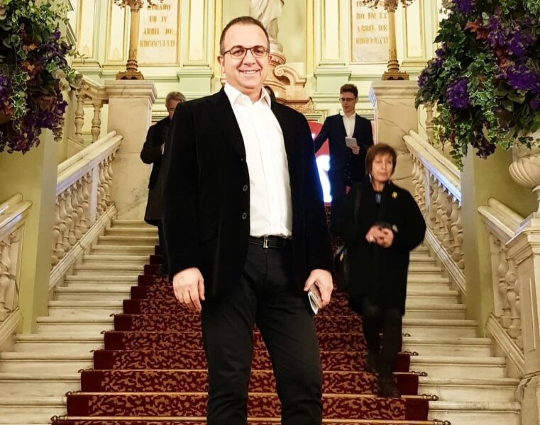 Ardit Gjebrea merr surprizën më fantastike nga fansja, kjo dhuratë e ka emocionuar dhe lumturuar pamasë/Foto