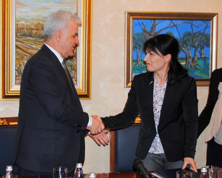 Intrigat politike të Tiranës: Shkarkohen Arta Marku dhe Fatmir Xhafaj? Emrat që do marrin drejtimin e institucioneve kyçe