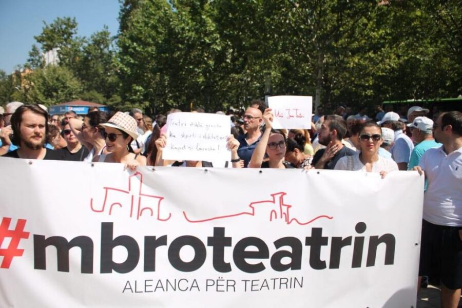 “Po kaloi projektligji, a jeni gati të digjni mandatet?”/ Qytetarëve vënë në vështirësi deputeten e PD, ja si përgjigjet ajo
