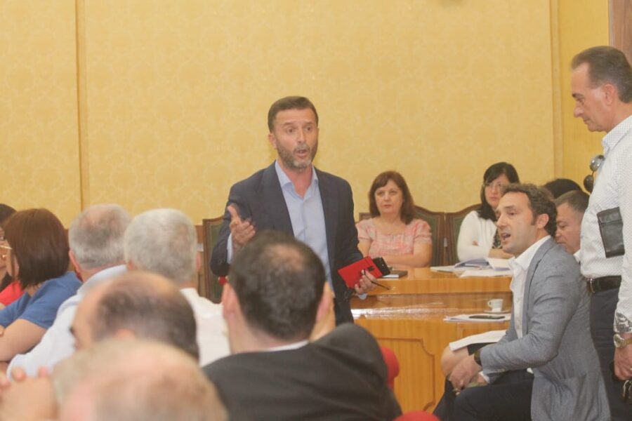 I thirri “O Erjonush” deputeti socialist irritohet keq, mbyll mbledhjen