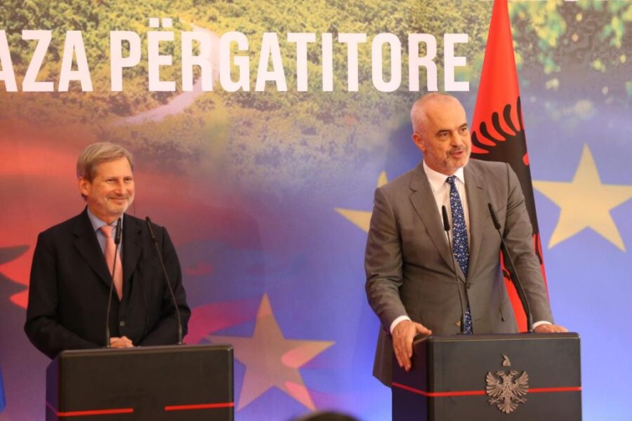 “Më thuaj më kë rri, të të them se cili je”. LSI sulmon Johannes Hahn: Po lë nam, mos rri me shkollëpakun