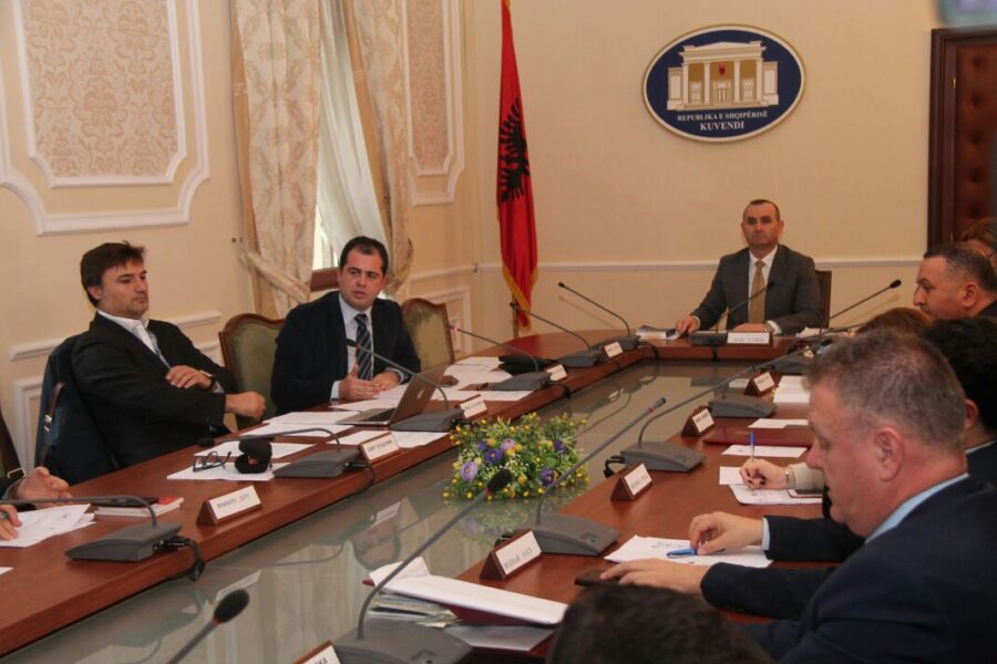 “Nuk mund të më bëjë moral mua një hajdut”, sherr mes deputetëve në komisionin e Ligjeve