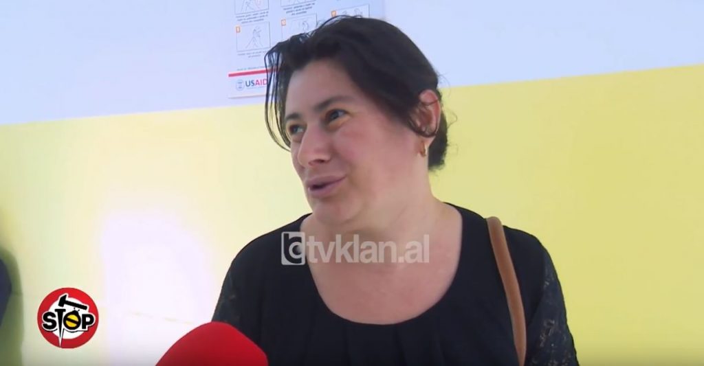Hall i madh i ka zënë këto gra në Lezhë, është e pabesueshme ajo që po heqin! As burrat nuk e marrin përsipër