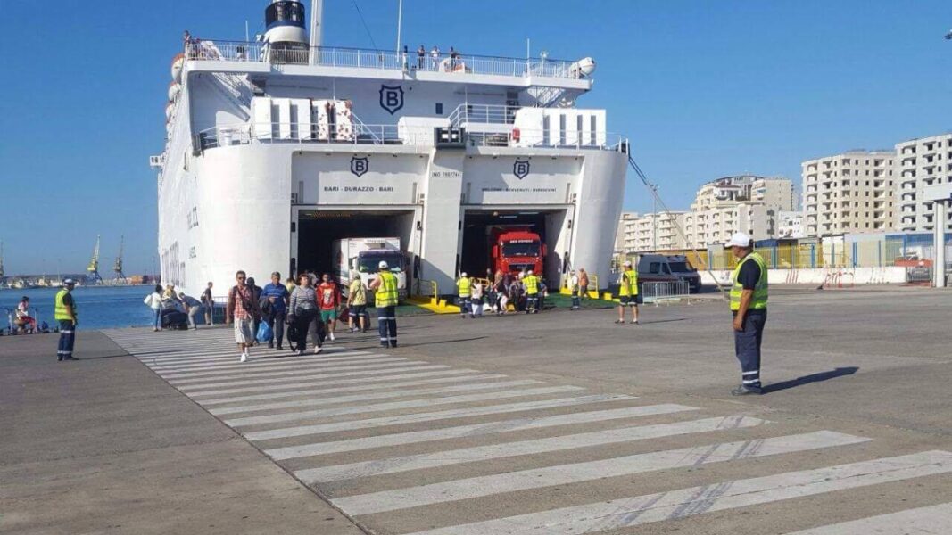 Dhjetëra qytetarë bien pre e mashtrimit në Portin e Durrësit, policia paralajmëron udhëtarët