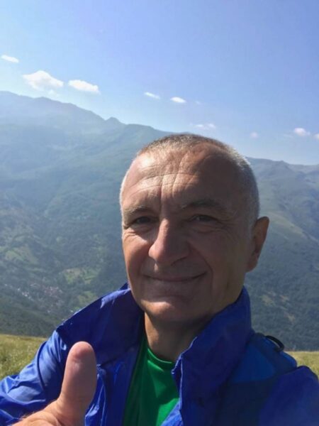 Foto nga pushimet/ Presidenti Ilir Meta shfaqet i relaksuar në “bjeshkët e papara të Prevallës”