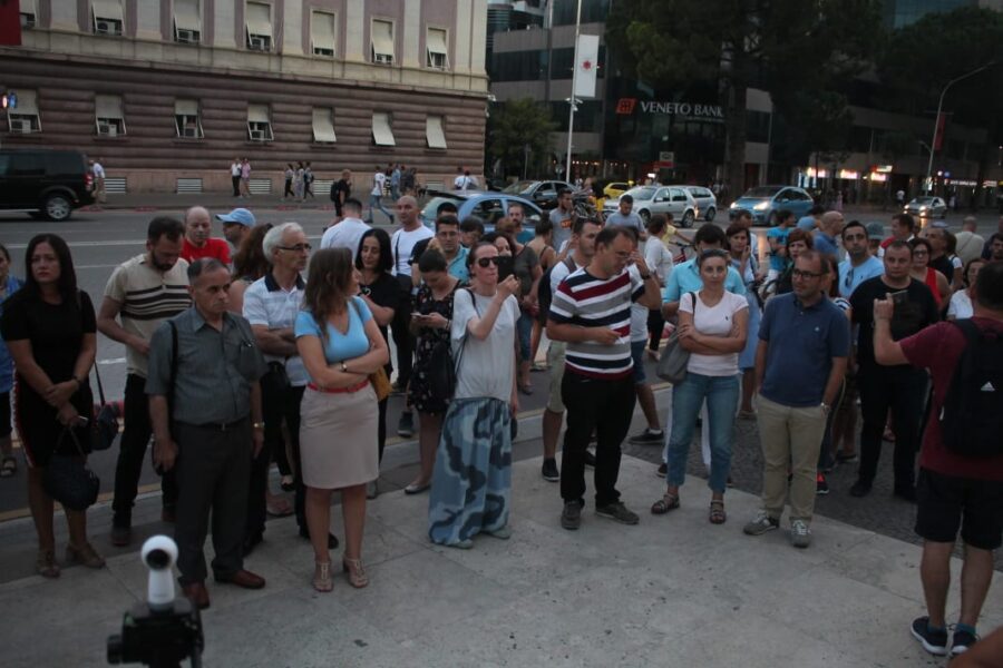 “Janë plumba mbi ne”, protestë para kryeministrisë pas sulmit të gazetares