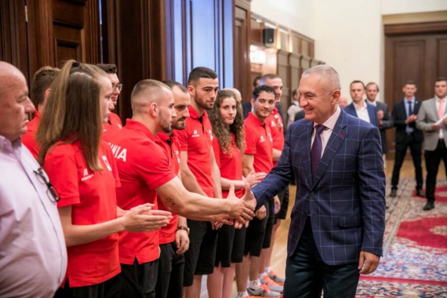 Faktet/ Fondi grant që akordohet nga shteti për sportin përfundon në xhepat e “ustallarëve” të partisë, presidentët dhe sekretarët bëjnë “biznesin e vizave”