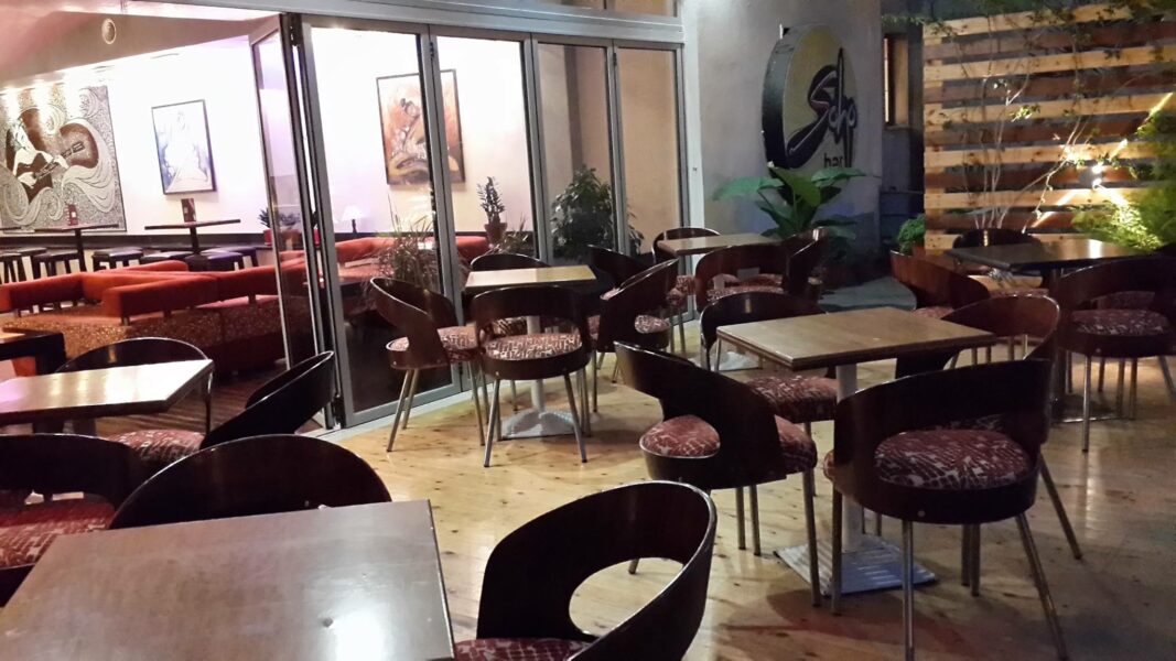 Nga një këngëtare e famshme sot në vështirësi ekonomike dhe punon si kamariere. Ja për cilën bëhet fjalë
