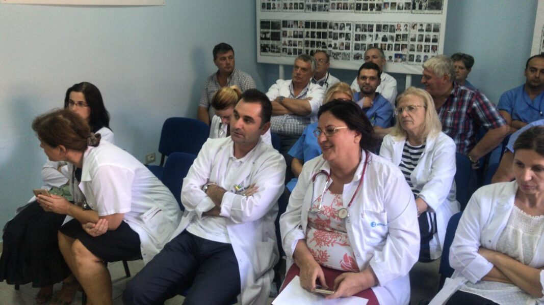 Pas arrestimit të 9 mjekëve të spitalit të Shkodrës, reagojnë kolegët