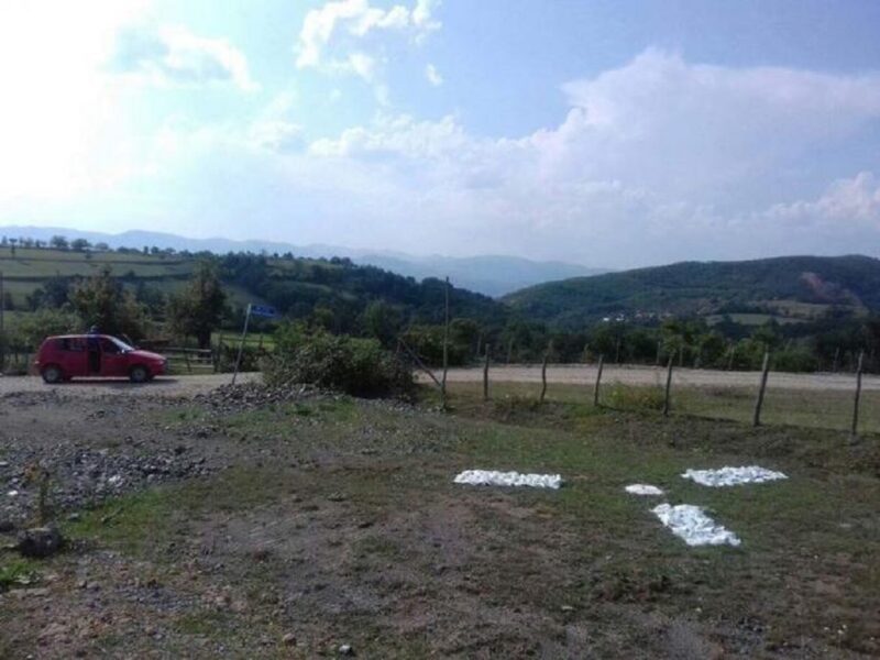 Vendoset kufiri i ri mes Kosovës dhe Serbisë, shfaqen shenja misterioze në Mitrovicë