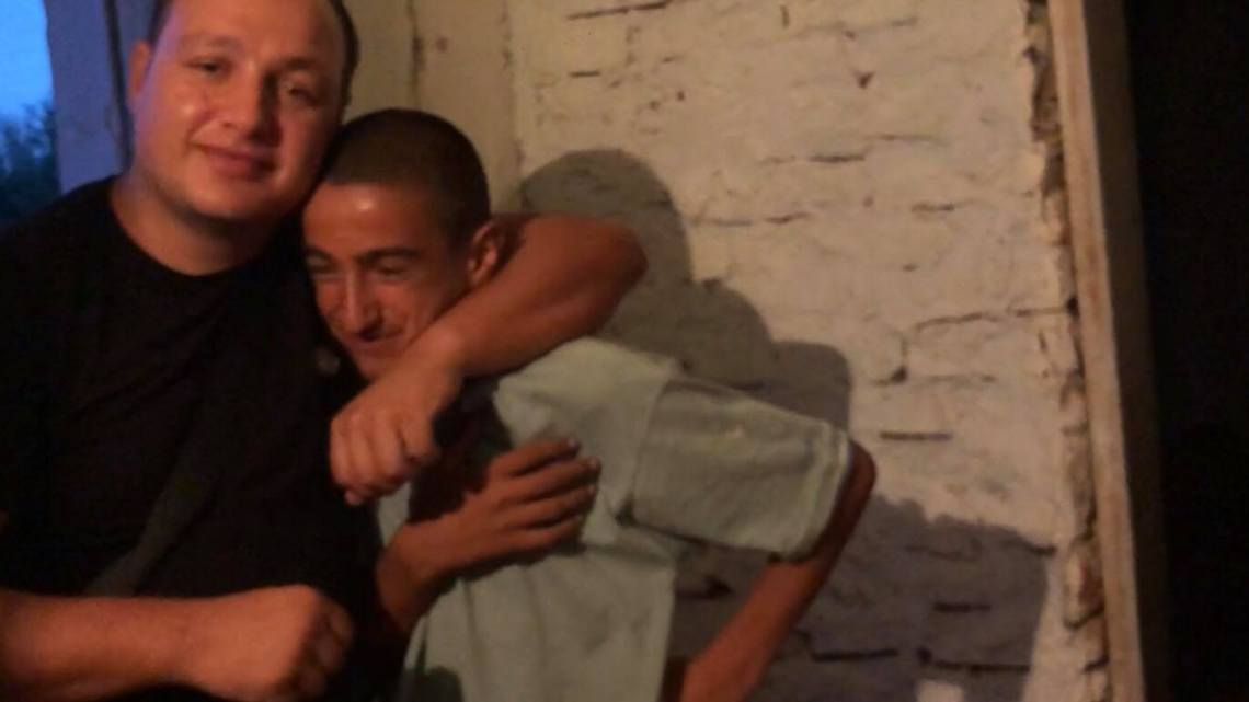 Vlorë/ Gazetari Enrik Mehmeti ka vizituar dhe ndihmuar një familje në gjendje të mjerushme, ka dhe një apel…(Video)