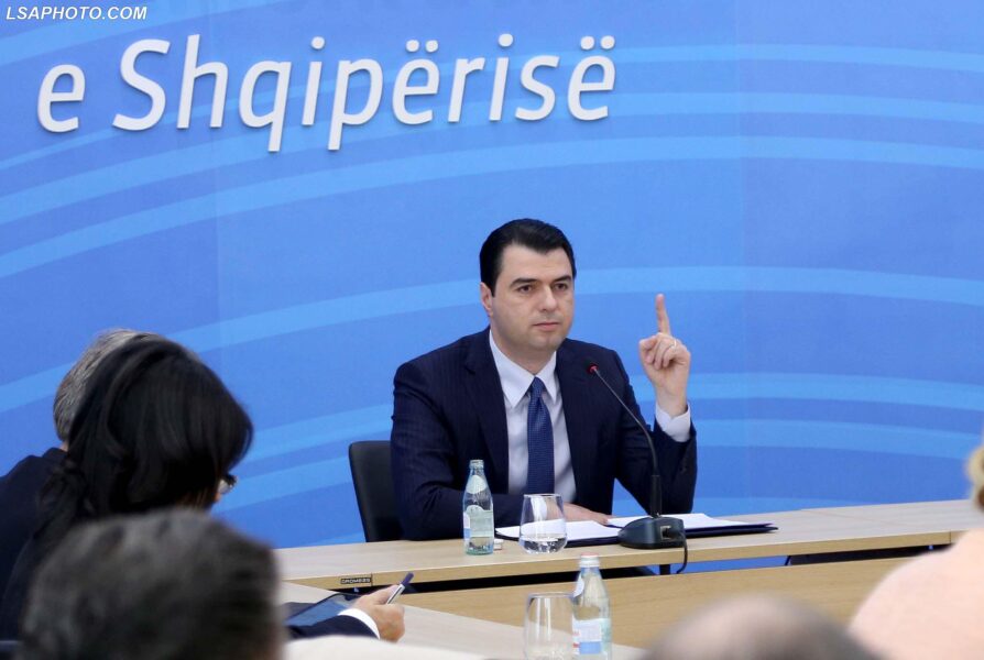 Mbledhje e paparashikuar, Basha kokë më kokë me 6 të besuarit e tij